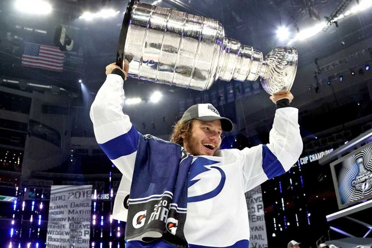 Сенсация сезона молодой хоккеист выиграл главный приз НХЛ